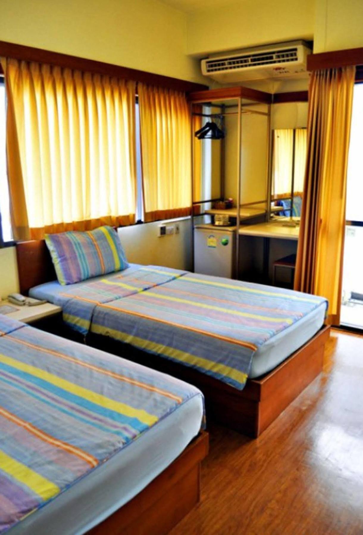 Mad Monkey Hostel Бангкок Екстер'єр фото