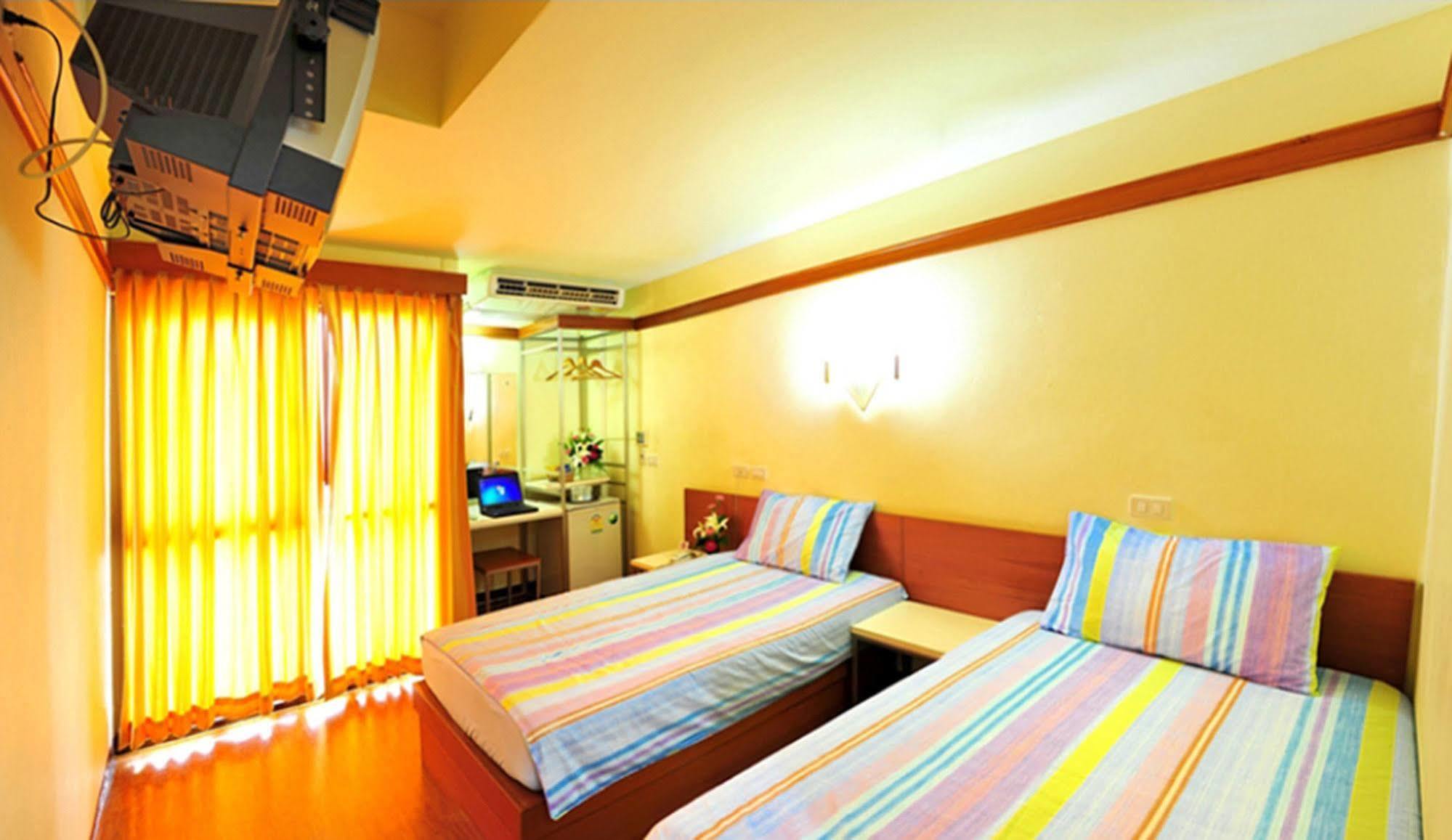 Mad Monkey Hostel Бангкок Екстер'єр фото