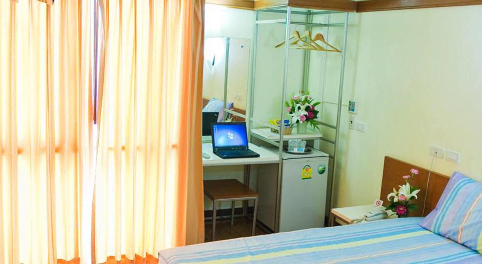 Mad Monkey Hostel Бангкок Екстер'єр фото