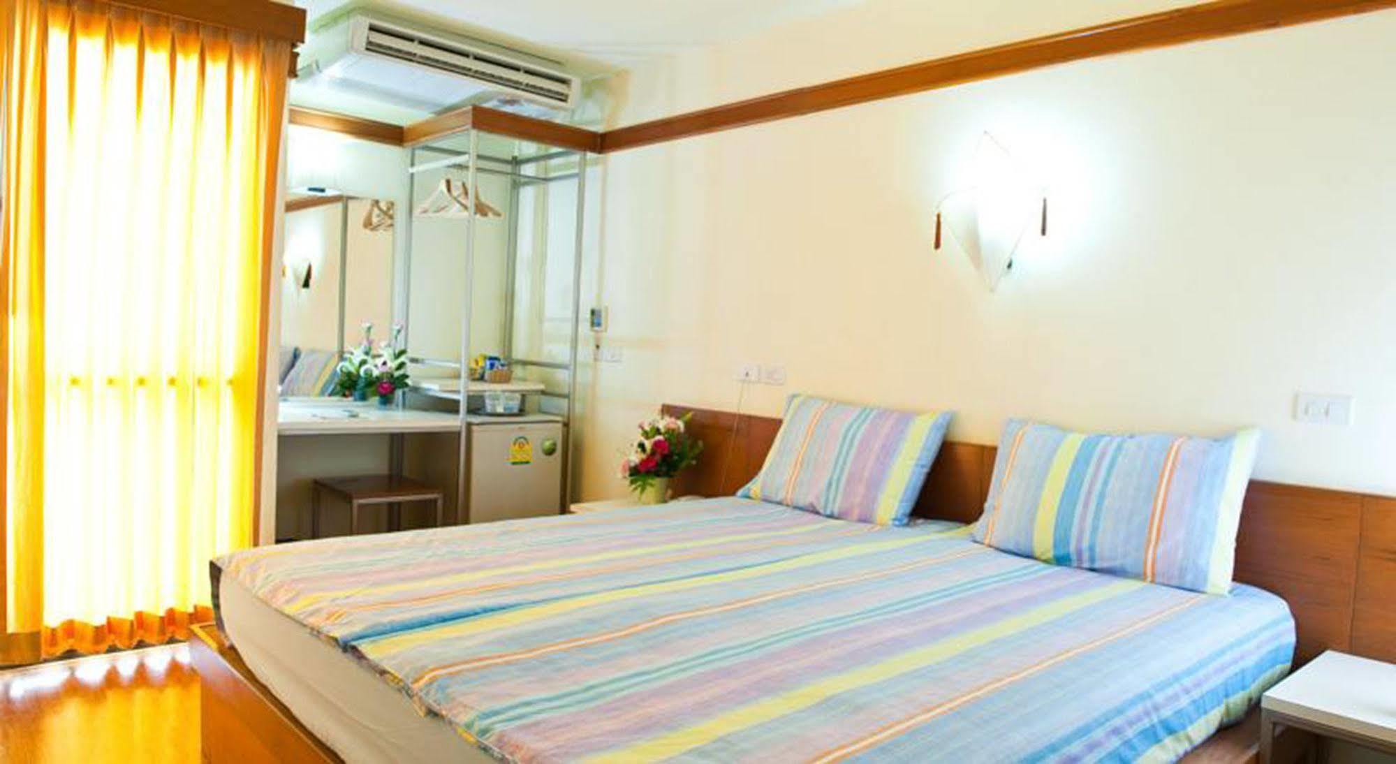 Mad Monkey Hostel Бангкок Екстер'єр фото