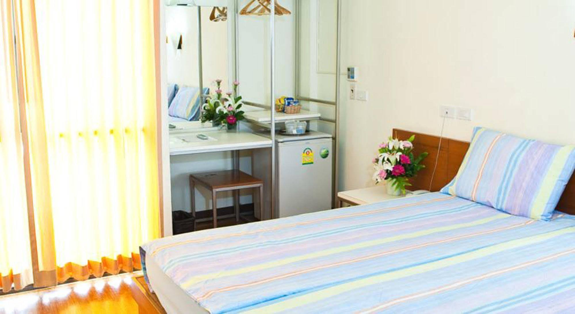 Mad Monkey Hostel Бангкок Екстер'єр фото